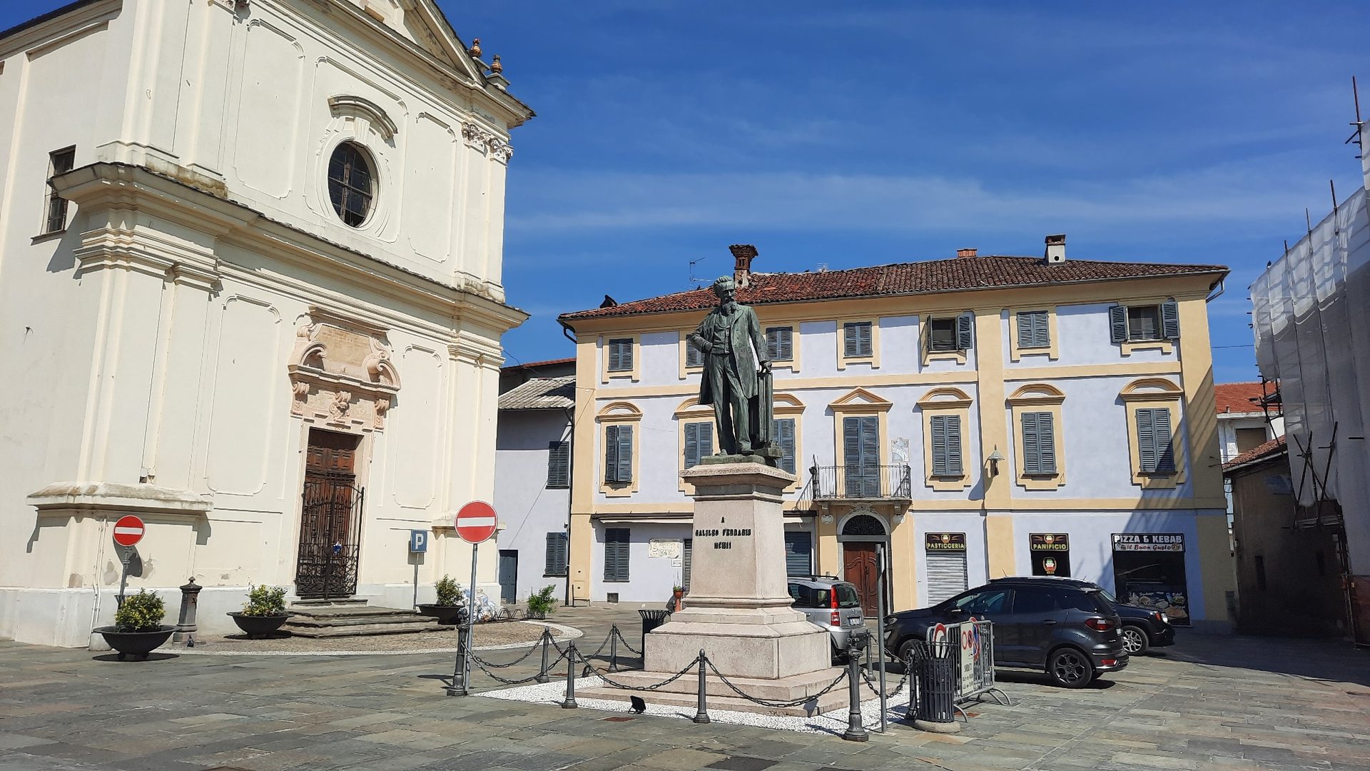 Galileo Ferraris monument, Livorno Ferraris - 01.jpg
